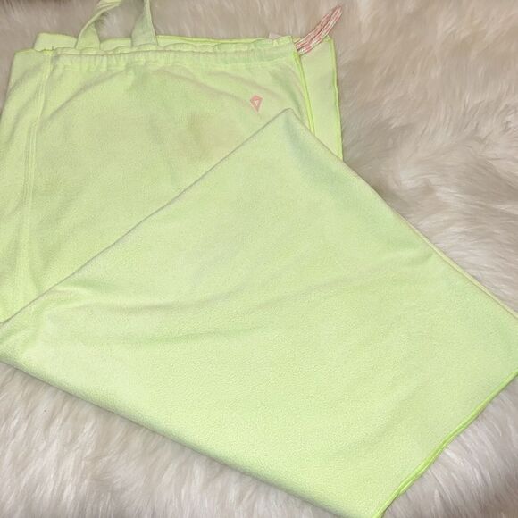 Ivivva Girls Lululemon Athletica line towel in a bag - Picture 1 of 4